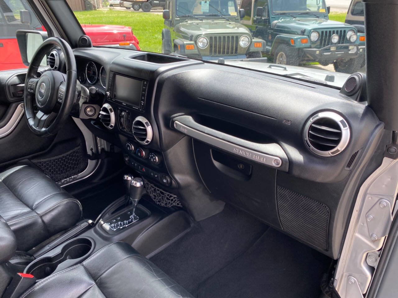 Used 2012 Jeep Wrangler Unlimited Sahara w/ Dual Top Group AWD/4WD image 28