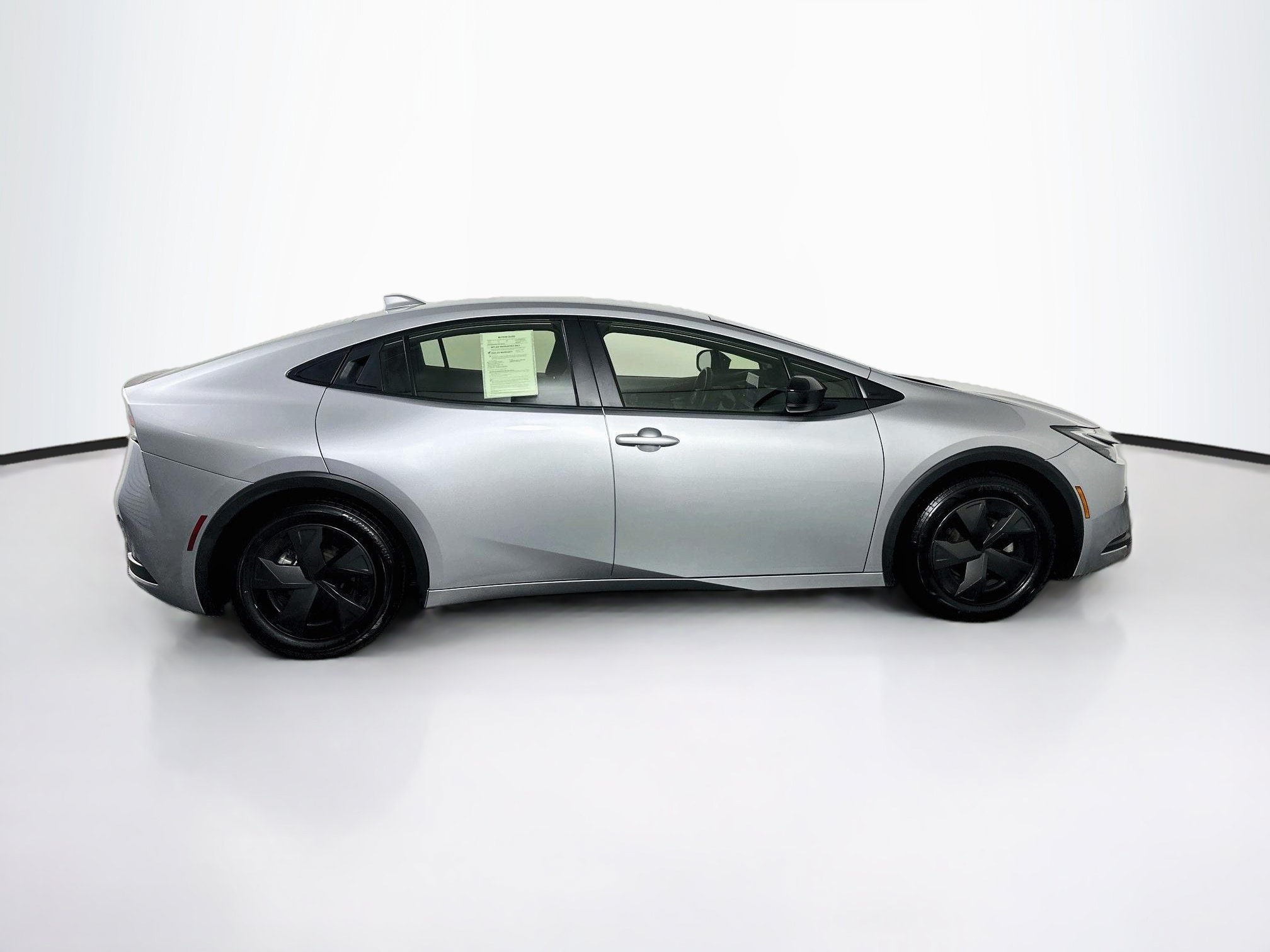 Used 2025 Toyota Prius LE FWD image 10