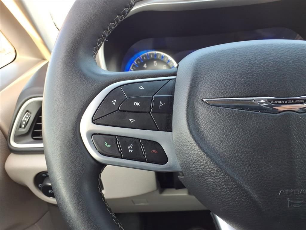 Certified 2023 Chrysler Pacifica Touring-L image 19