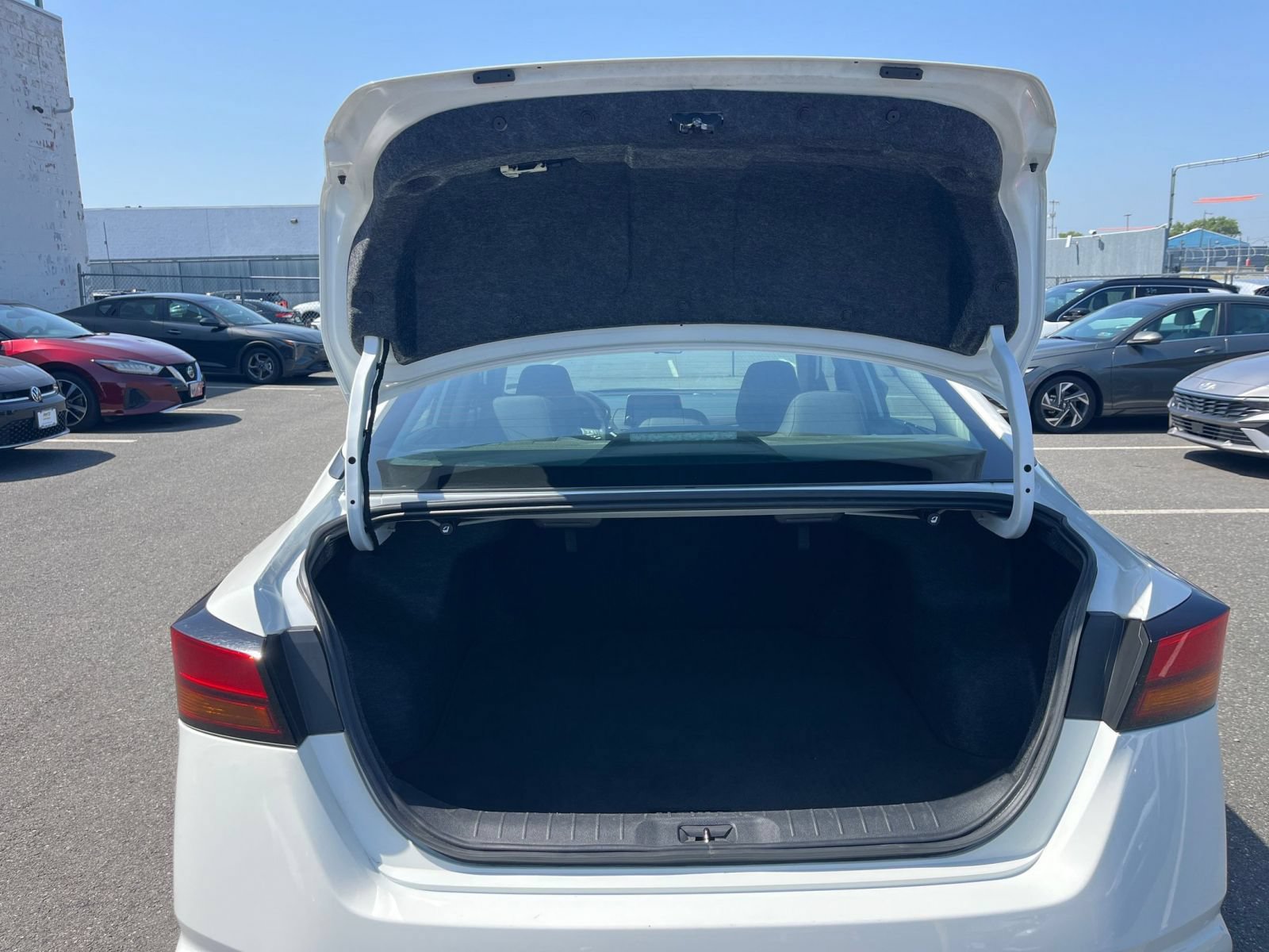 Used 2025 Nissan Altima 2.5 SV FWD image 32