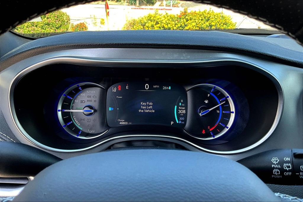 Used 2020 Chrysler Pacifica Limited w/ Advanced Safetytec Group FWD image 10