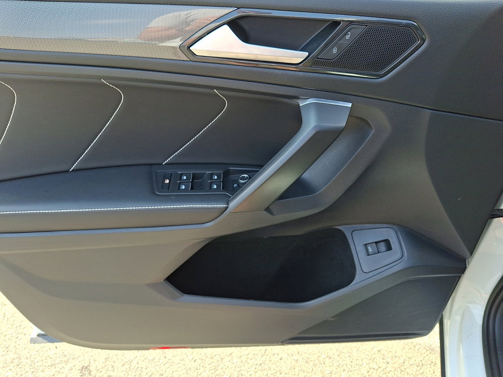 Used 2022 Volkswagen Tiguan SE w/ Panoramic Sunroof Package image 22