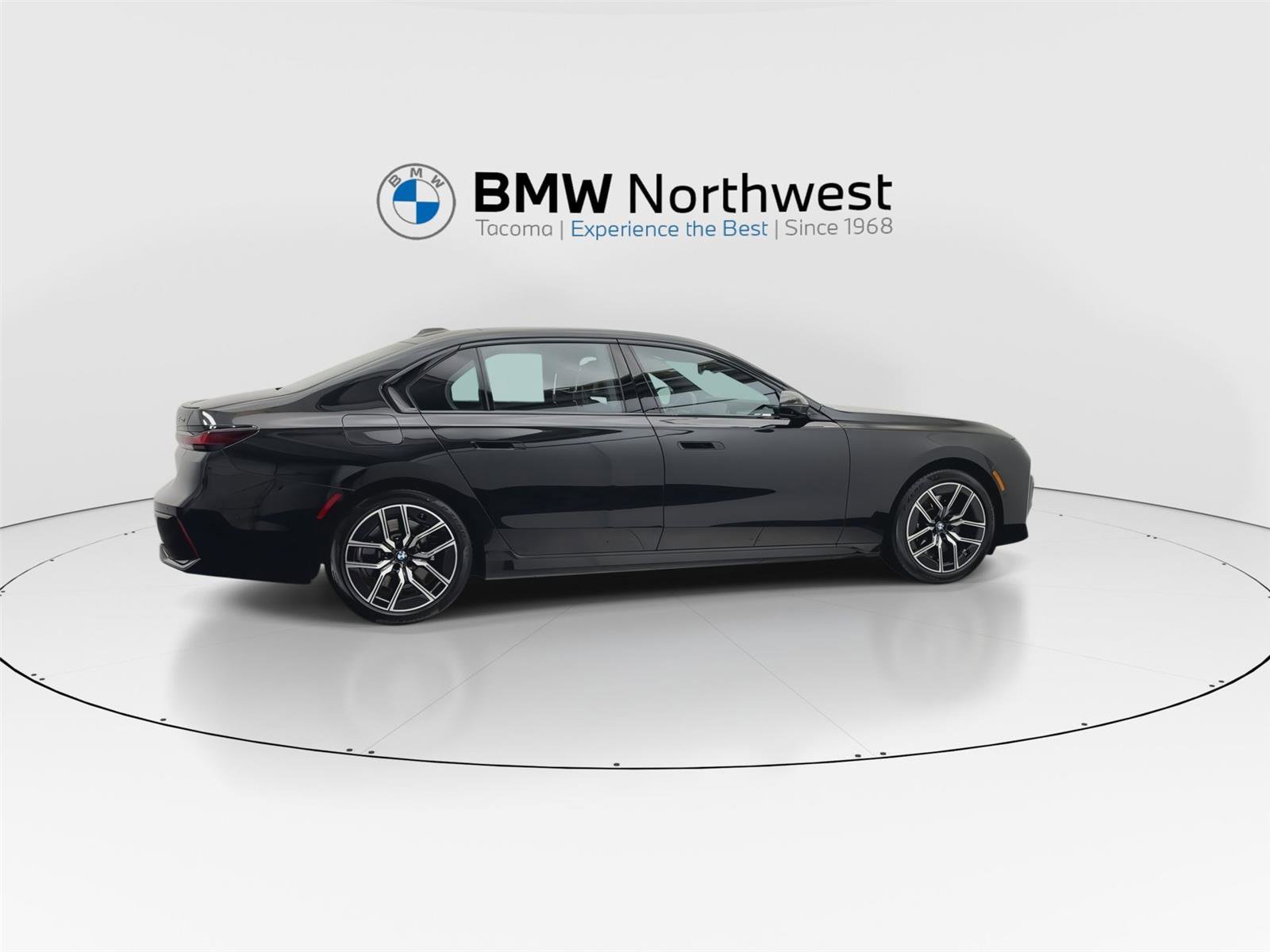 Used 2023 BMW 740i w/ Parking Assistance Package image 4