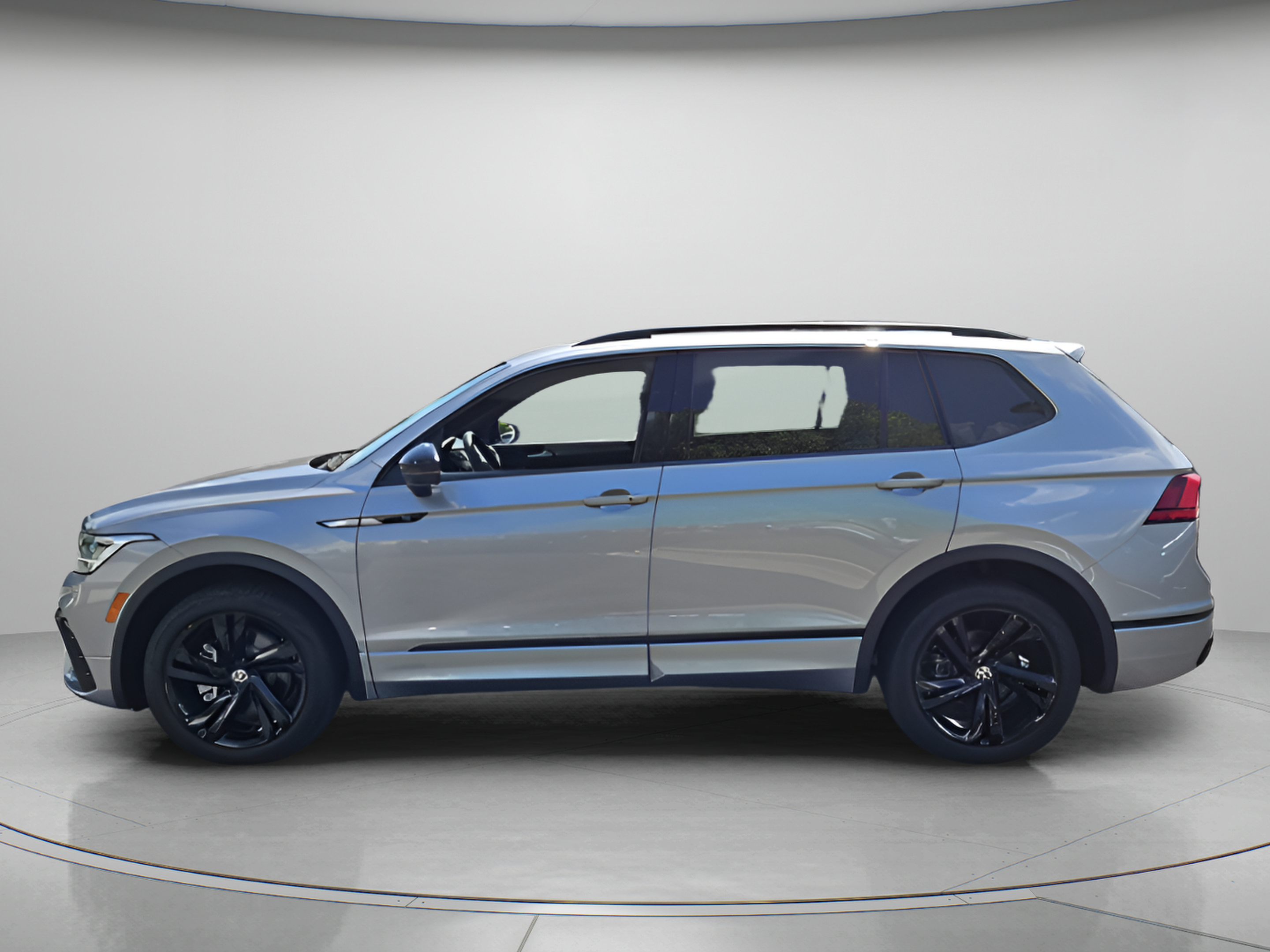 Certified 2023 Volkswagen Tiguan SE R-Line FWD image 2