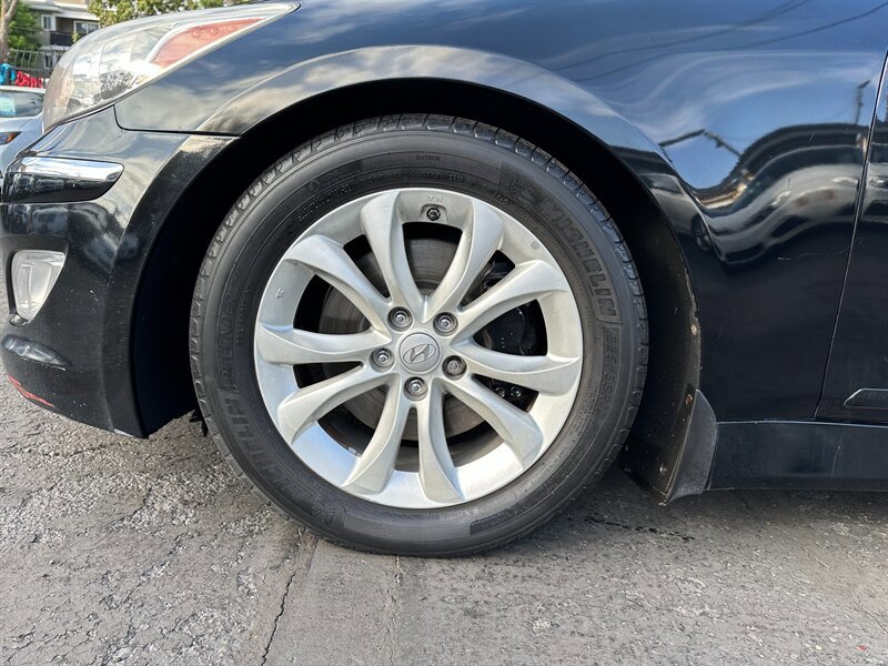 Used 2012 Hyundai Genesis 3.8 RWD image 9