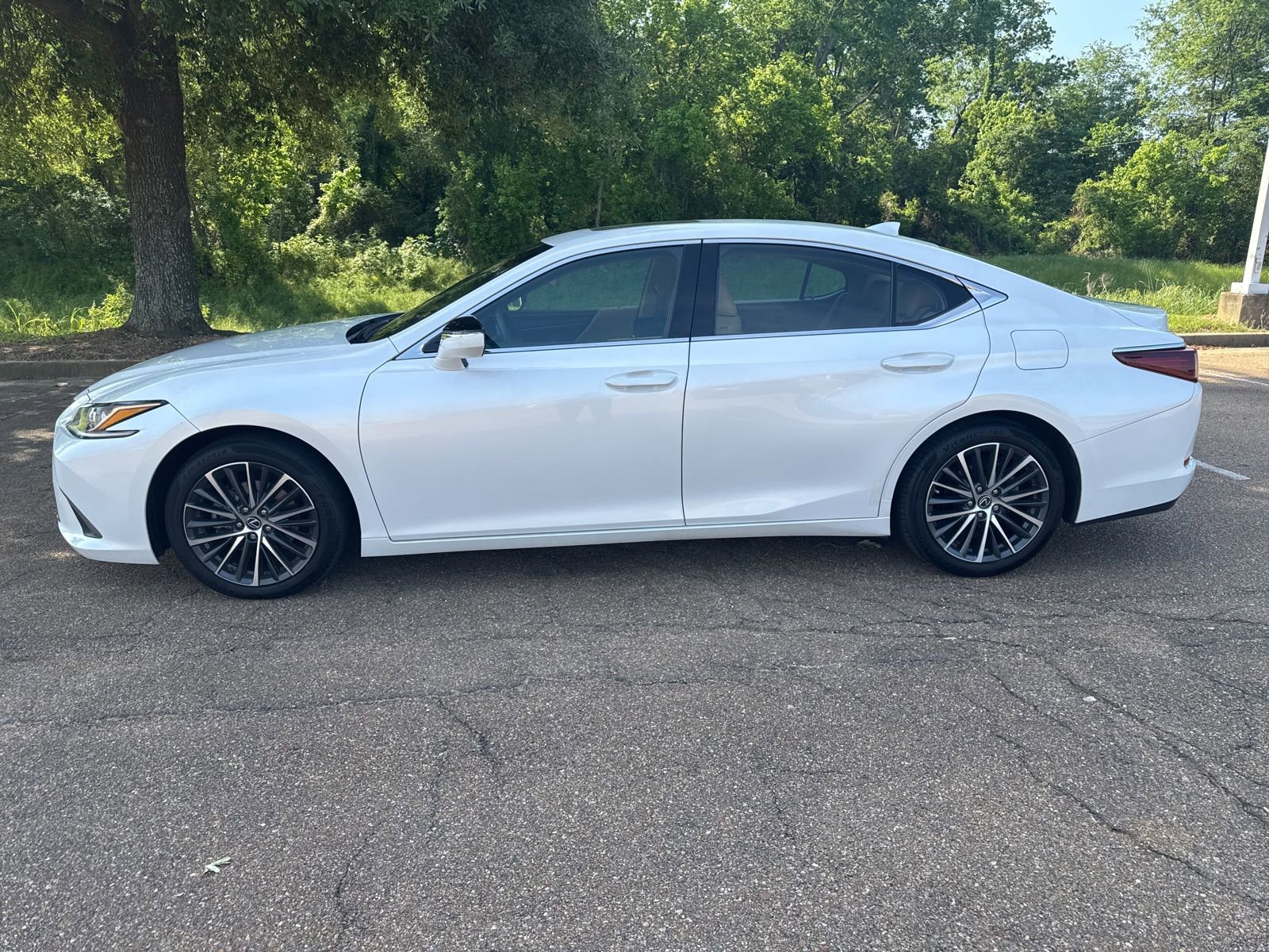 Used 2022 Lexus ES 350 w/ Premium Package image 4