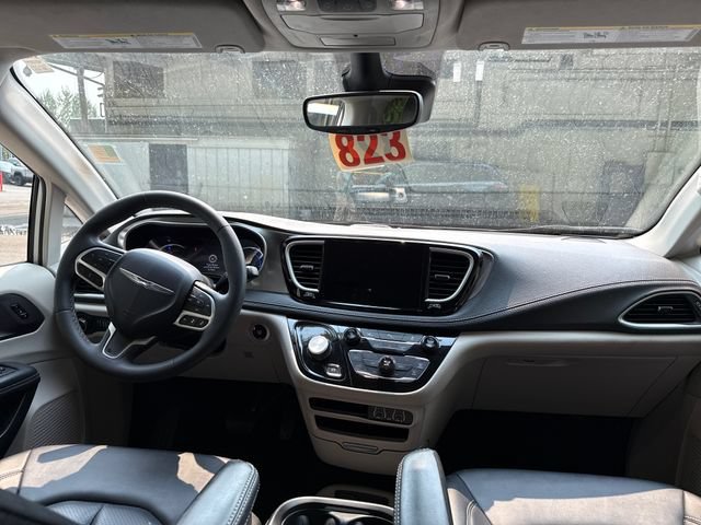 Used 2024 Chrysler Pacifica Limited FWD image 11
