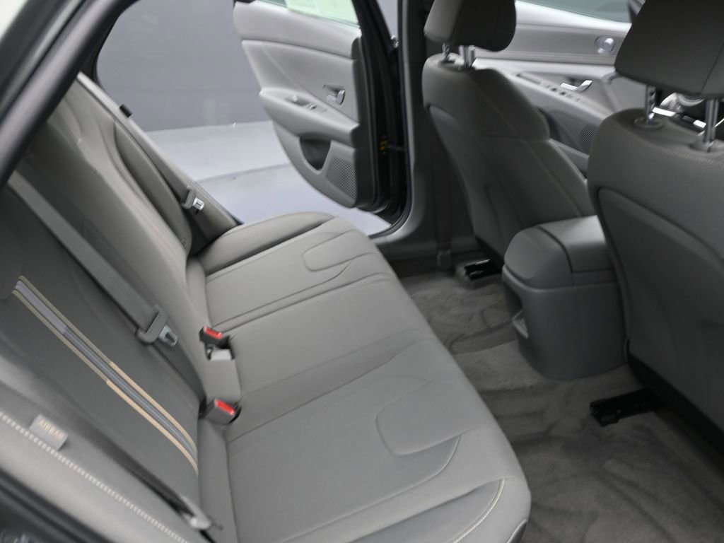 Certified 2025 Hyundai Elantra Sport image 16