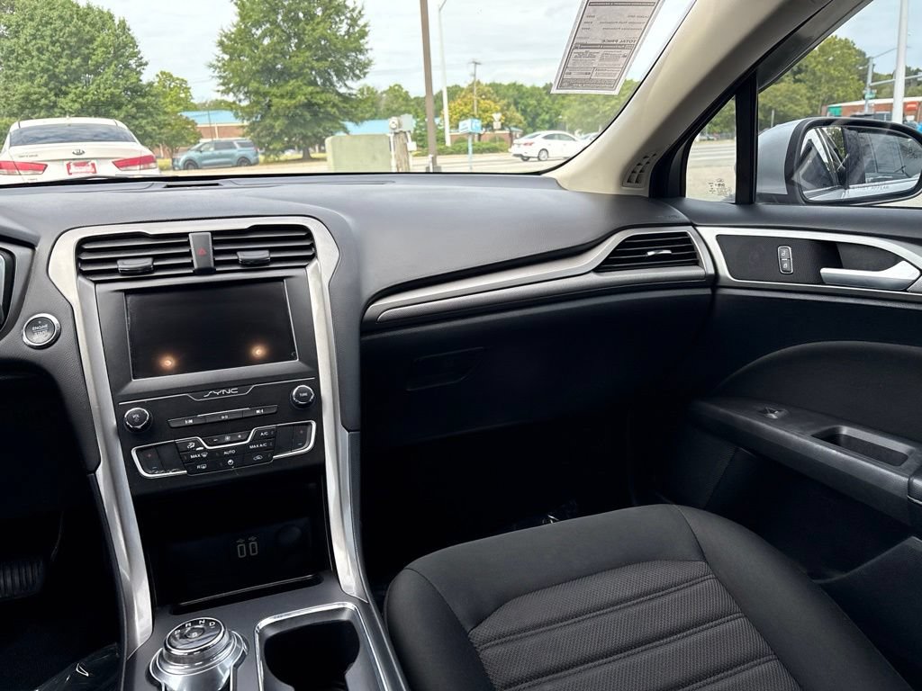 Used 2019 Ford Fusion SE FWD image 10