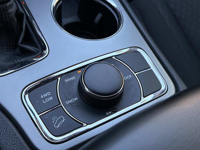 Used 2019 Jeep Grand Cherokee Laredo AWD/4WD image 26
