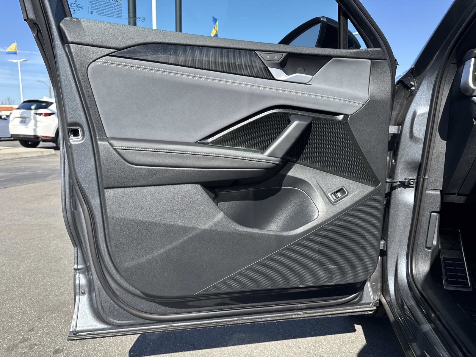 Used 2025 Volkswagen Tiguan SE R-Line image 19