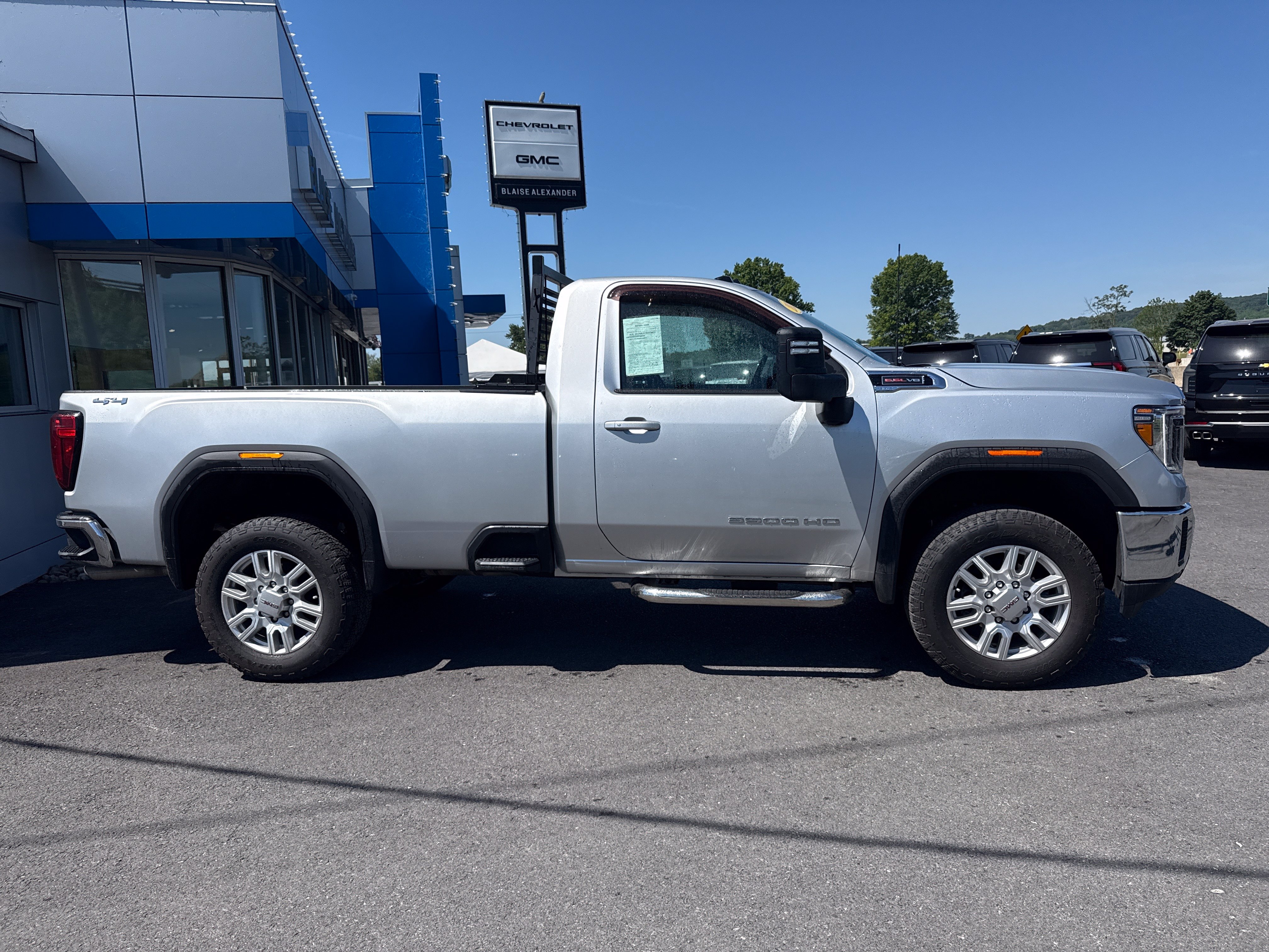 Used 2022 GMC Sierra 3500 SLE w/ SLE Convenience Package AWD/4WD image 2