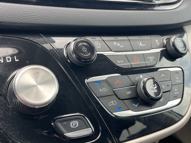 Used 2024 Chrysler Pacifica Touring-L FWD image 36