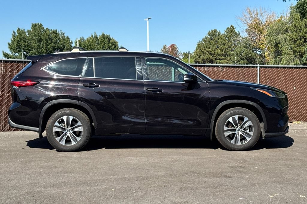 Used 2021 Toyota Highlander XLE AWD/4WD image 3