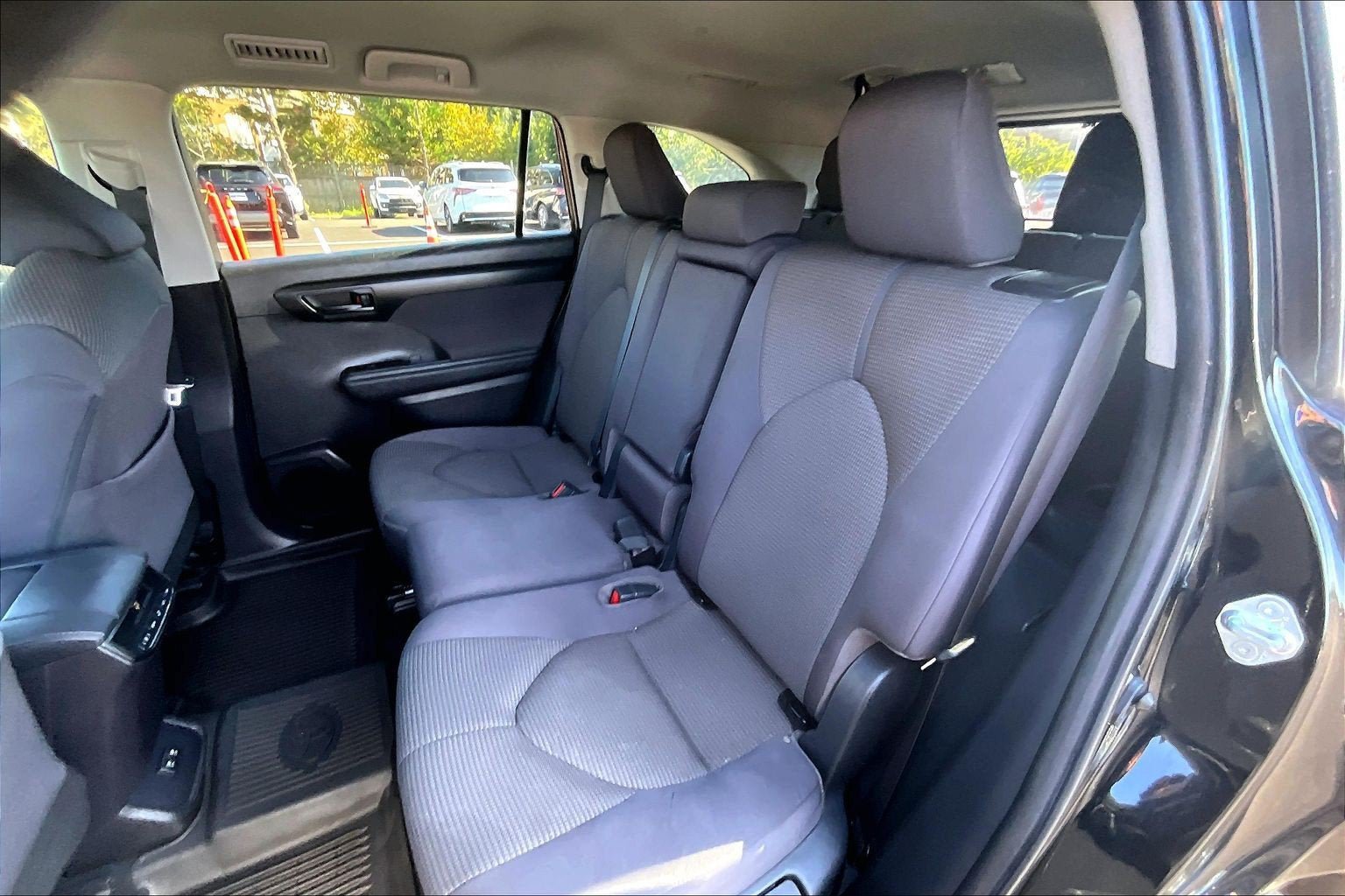 Used 2021 Toyota Highlander L AWD/4WD image 23
