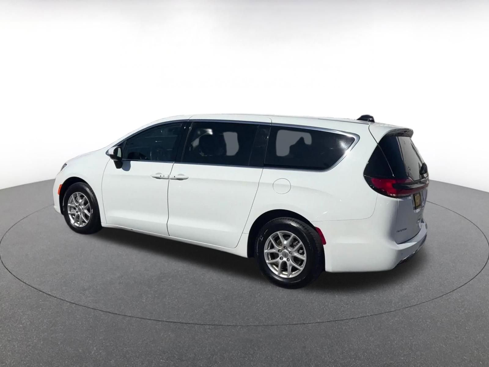 Used 2023 Chrysler Pacifica Touring-L image 10