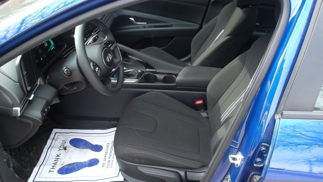 Used 2025 Hyundai Elantra Blue image 13