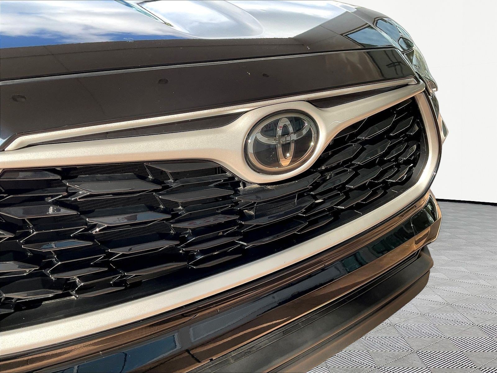 Used 2023 Toyota Highlander XLE AWD/4WD image 31