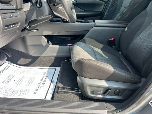 Used 2024 Nissan Rogue SV image 25