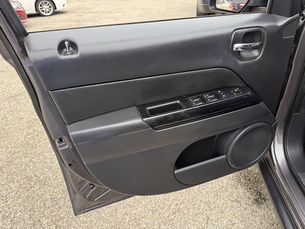 Used 2017 Jeep Patriot High Altitude AWD/4WD image 11