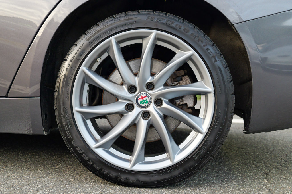 Used 2017 Alfa Romeo Giulia AWD w/ Cold Weather Package image 14