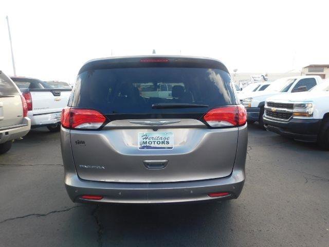 Used 2017 Chrysler Pacifica Touring image 5