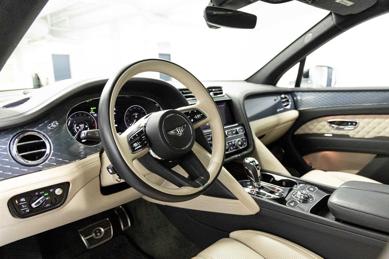 Certified 2023 Bentley Bentayga Plug-In Hybrid AWD/4WD image 32