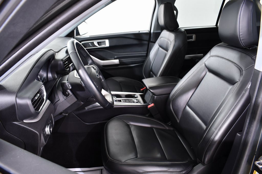 Used 2022 Ford Explorer XLT w/ Equipment Group 202A image 6