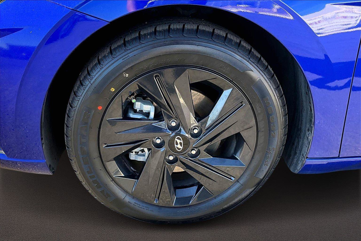 Used 2023 Hyundai Elantra Blue image 9