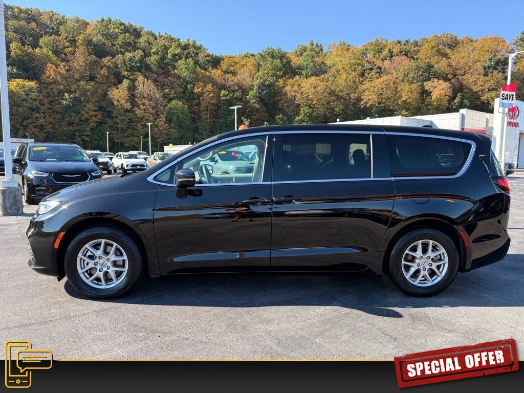 Used 2024 Chrysler Pacifica Touring-L image 8