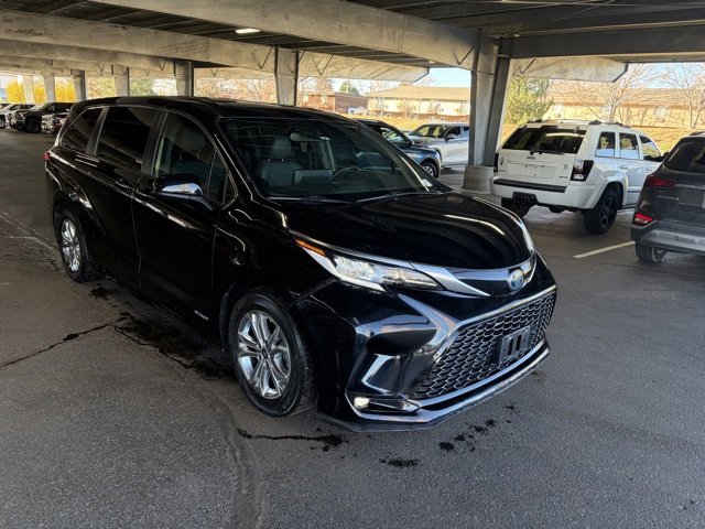 Used 2021 Toyota Sienna XSE image 3