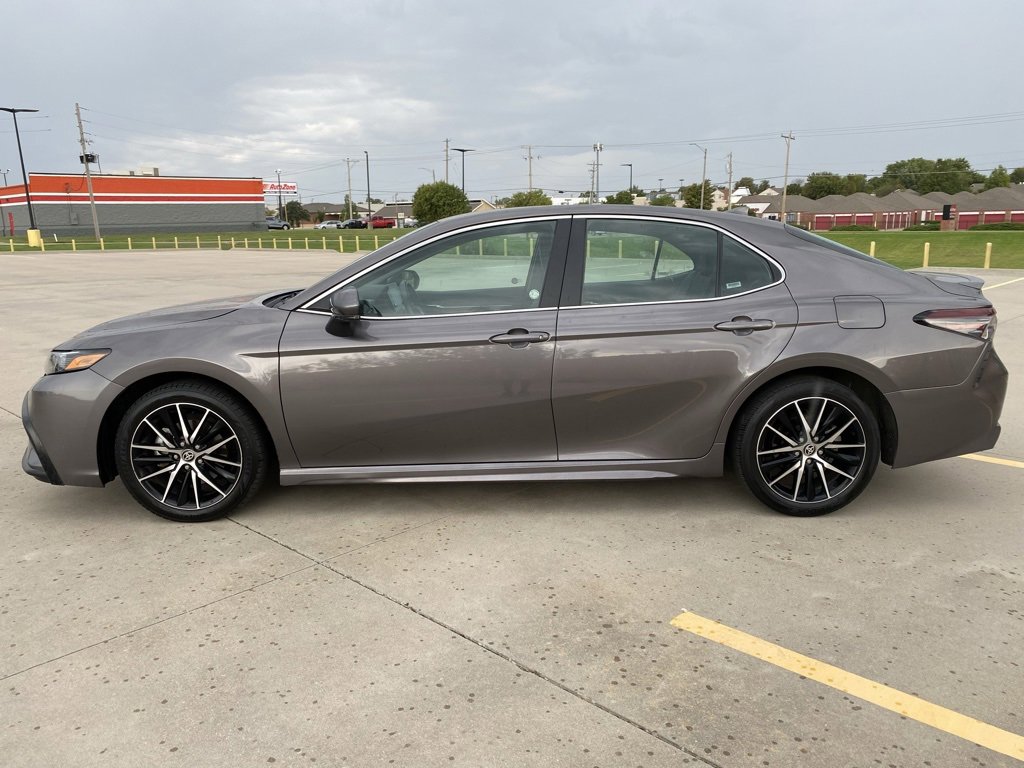Used 2024 Toyota Camry SE image 5