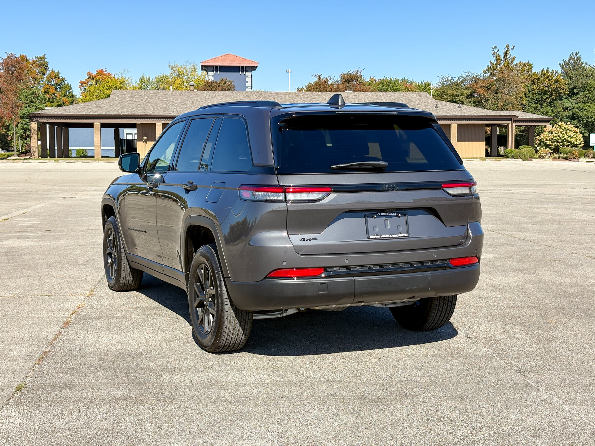 Used 2025 Jeep Grand Cherokee Altitude AWD/4WD image 6