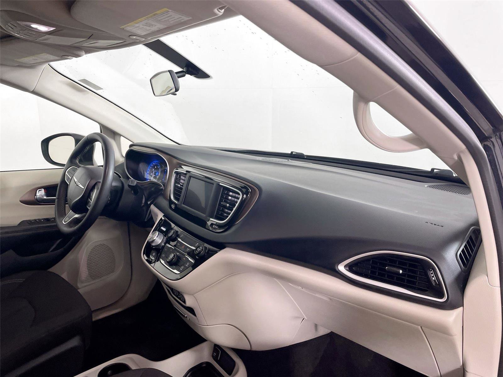 Used 2022 Chrysler Voyager LX image 27