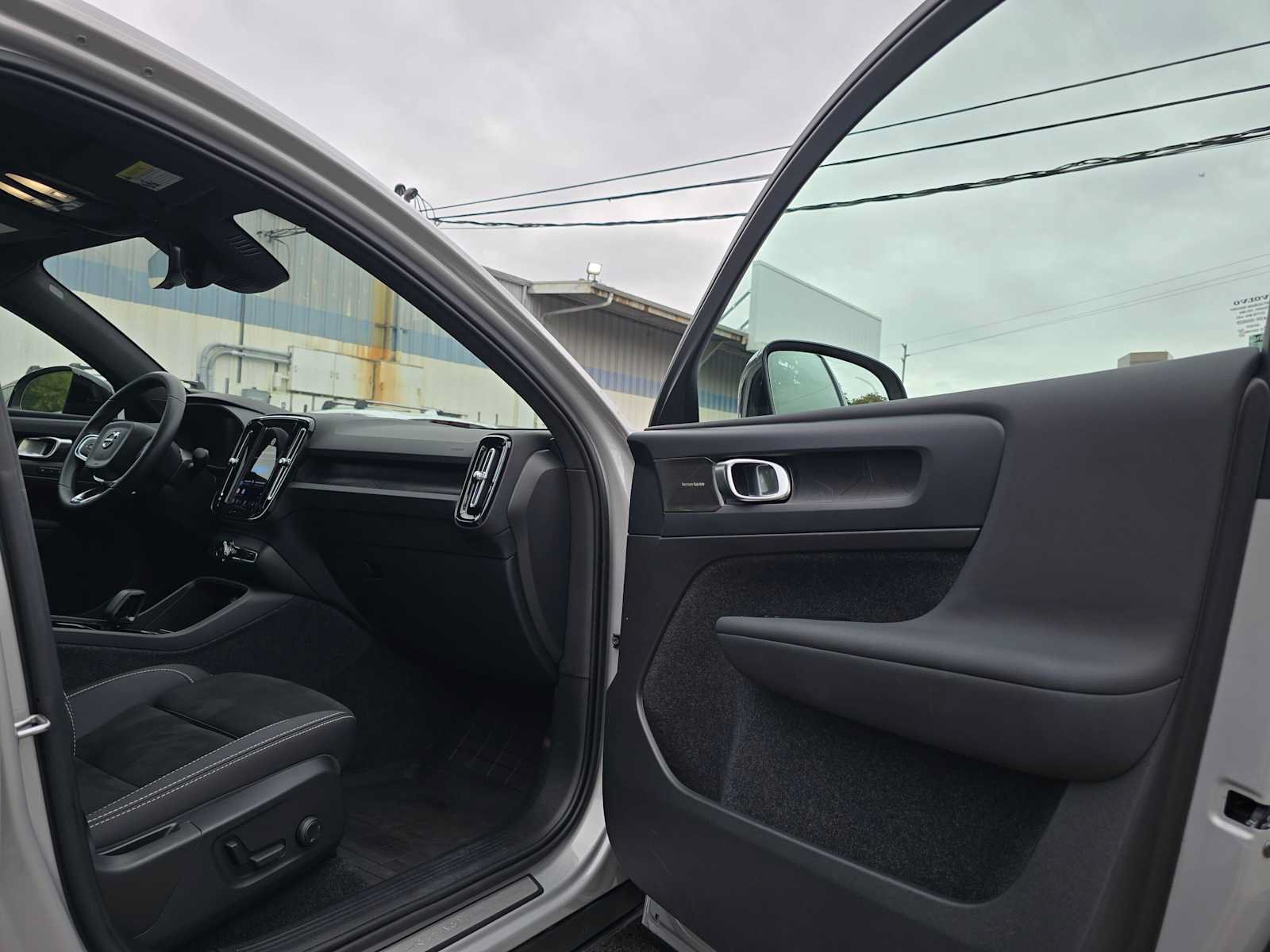 Certified 2023 Volvo C40 P8 Recharge Ultimate w/ Protection Package Premier AWD/4WD image 12
