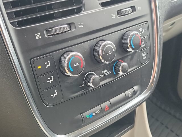 Used 2015 Dodge Grand Caravan SXT w/ UConnect Hands-Free Group FWD image 16