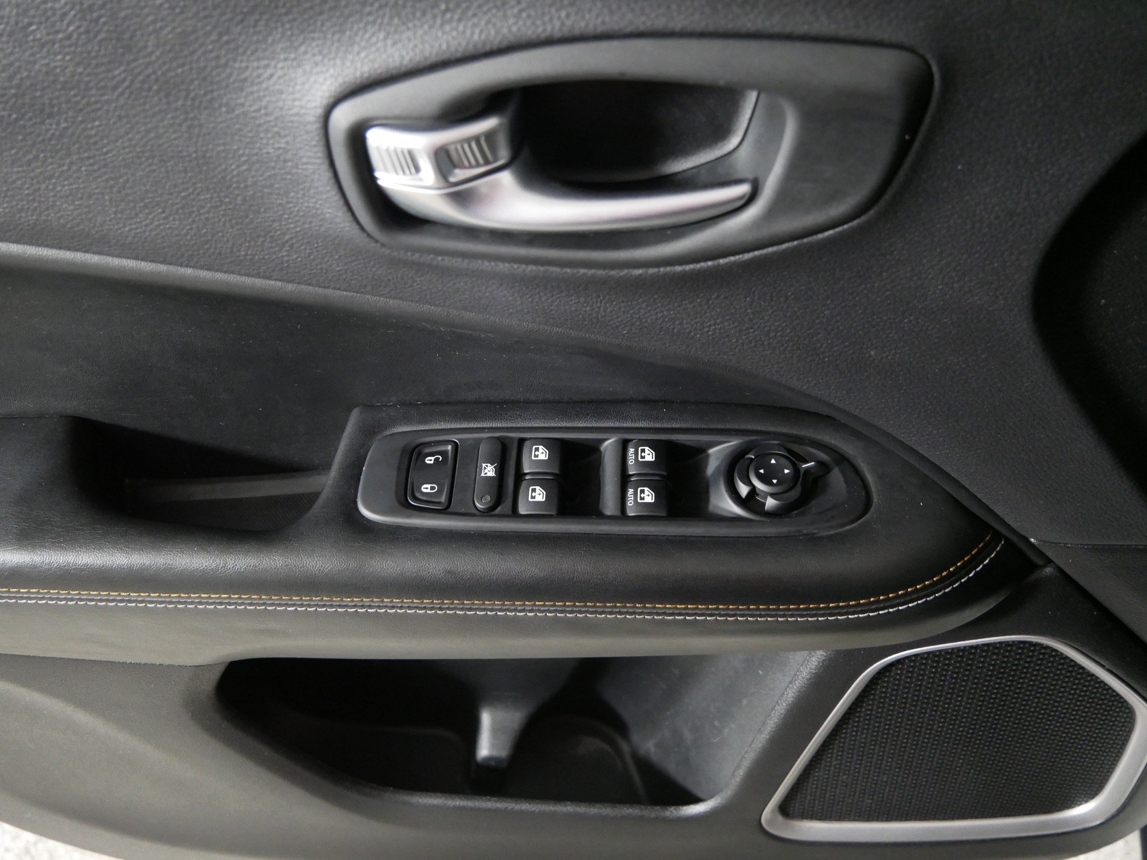 Used 2018 Jeep Compass Latitude w/ Popular Equipment Group AWD/4WD image 19