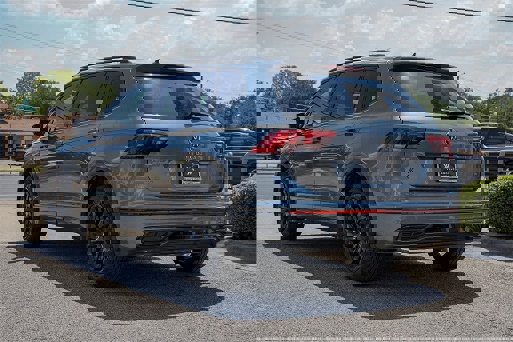 New 2024 Volkswagen Tiguan SE R-Line image 4