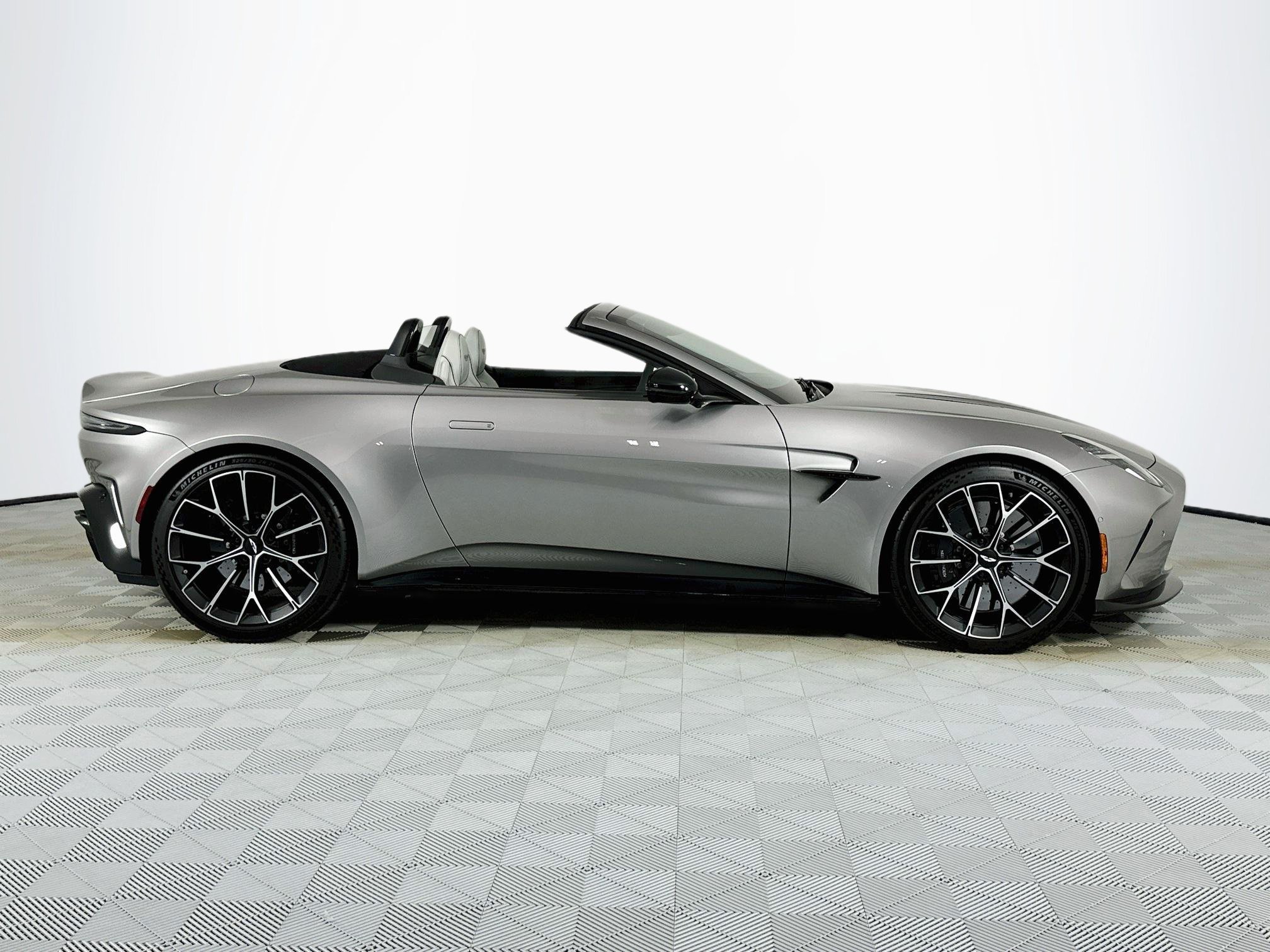 Used 2026 Aston Martin V8 Vantage Coupe RWD image 14