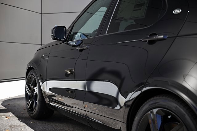 New 2025 Land Rover Discovery Metropolitan Edition image 11
