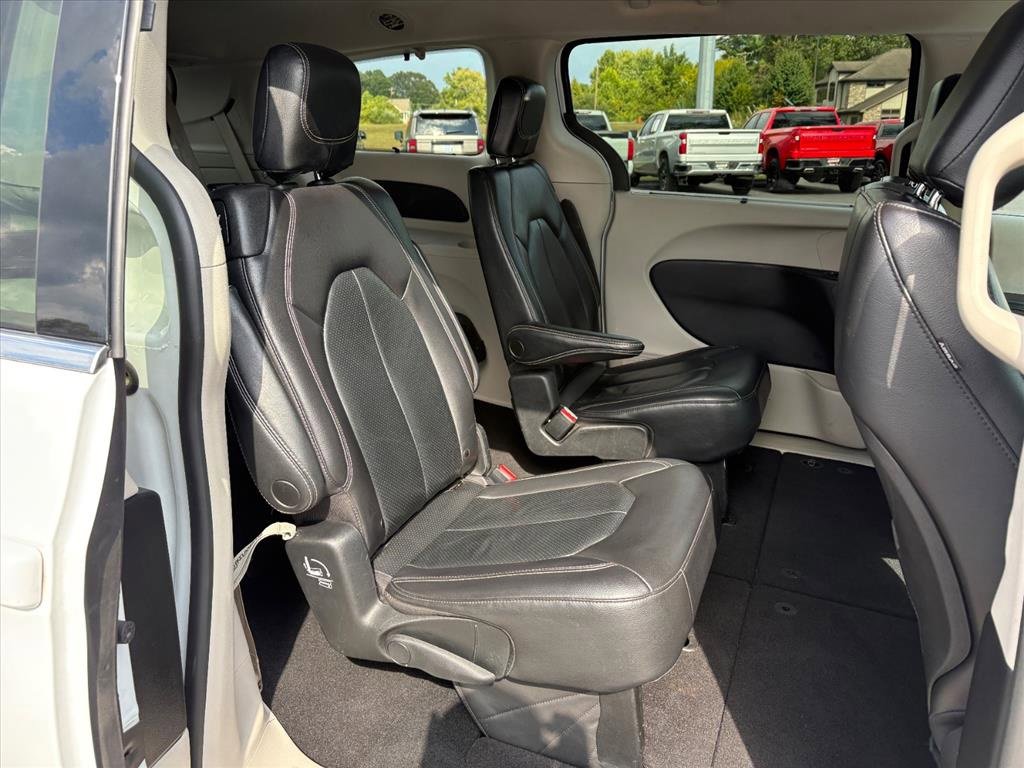 Used 2022 Chrysler Pacifica Touring-L image 8