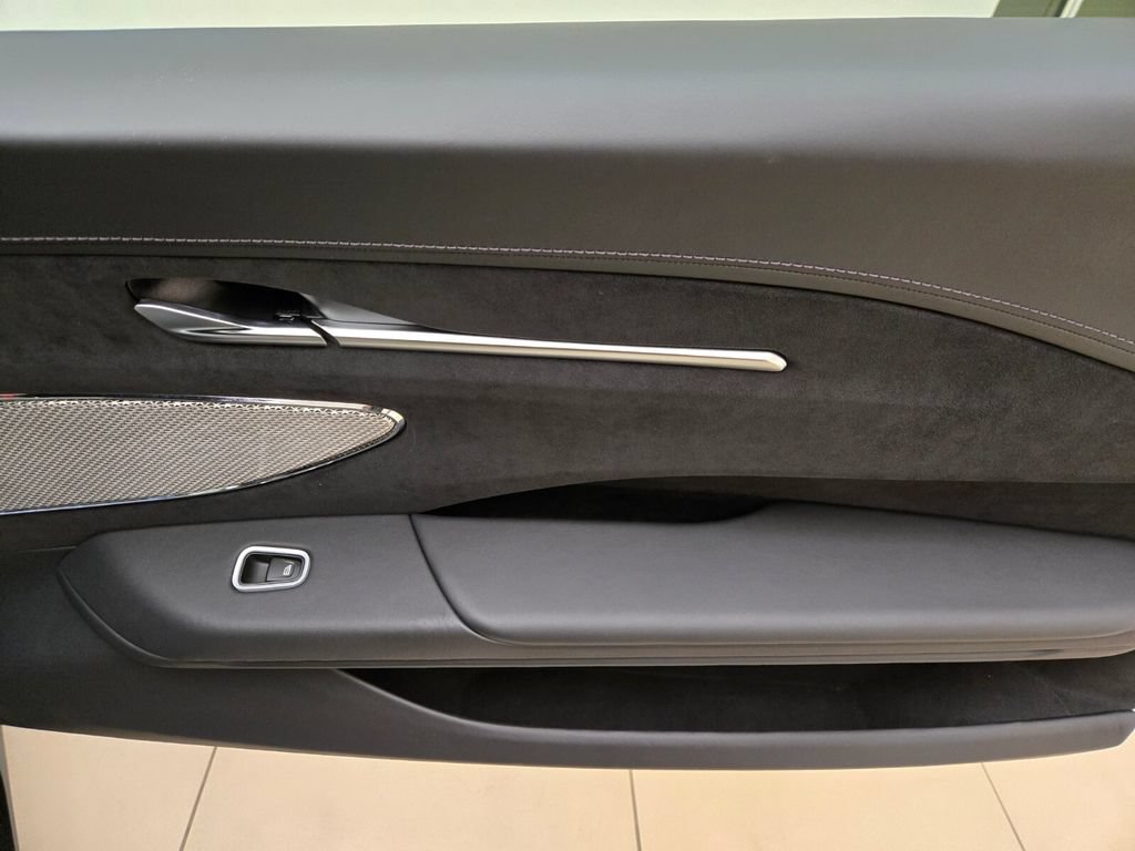 Used 2025 Aston Martin V8 Vantage Coupe RWD image 23