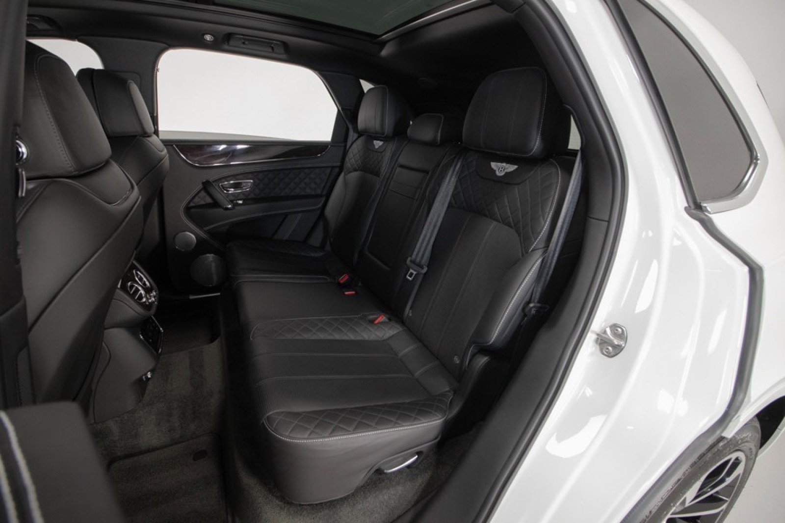 Used 2017 Bentley Bentayga image 46