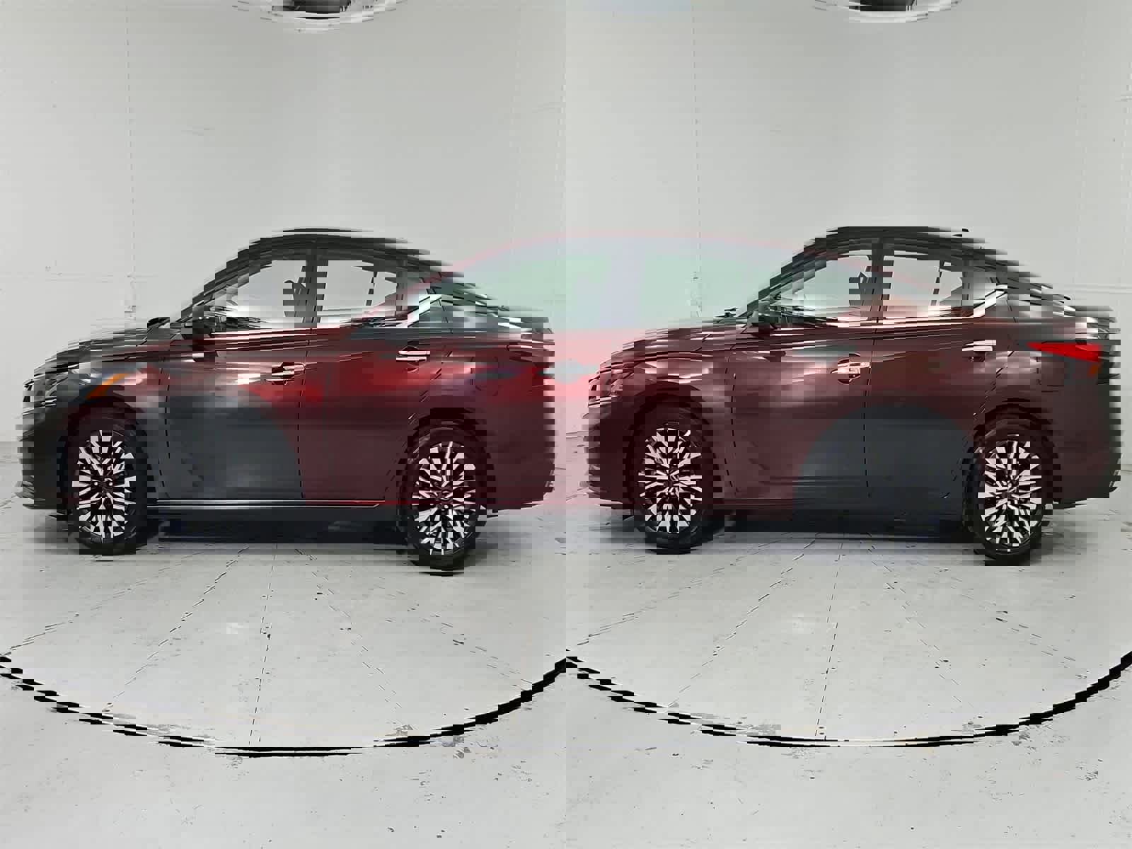 Used 2023 Nissan Altima 2.5 SV image 3