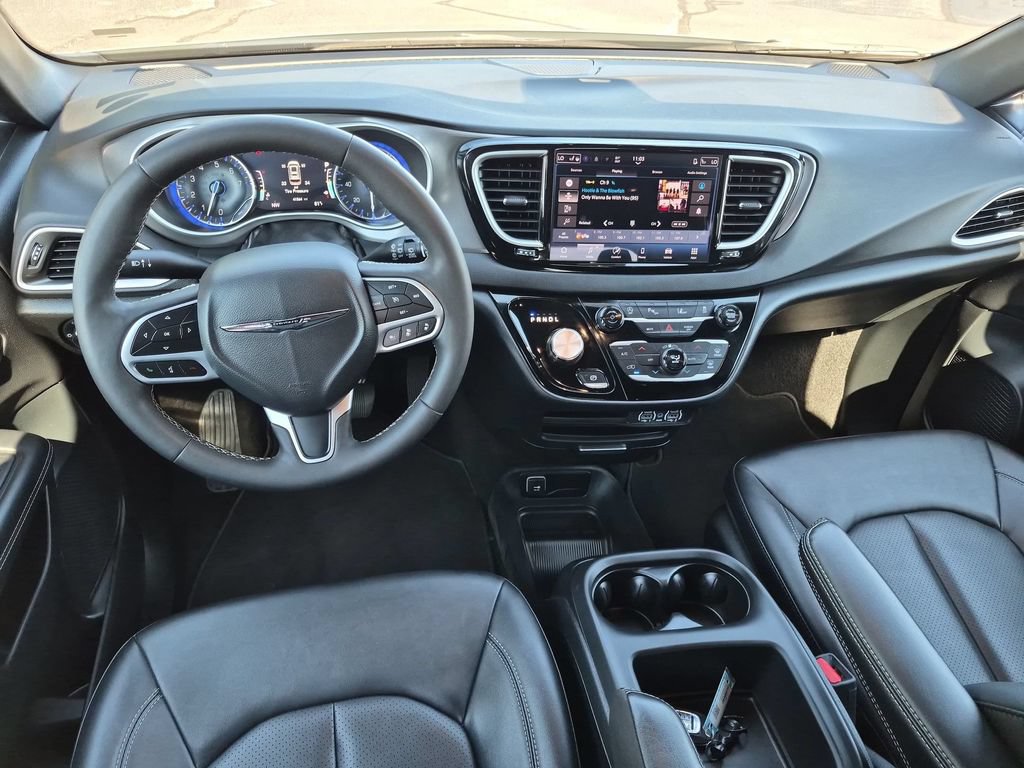 Used 2025 Chrysler Pacifica Select FWD image 17