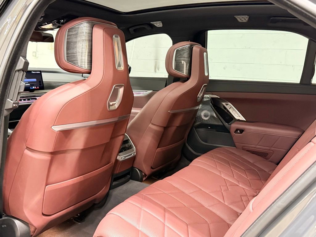Used 2024 BMW i7 xDrive60 image 38
