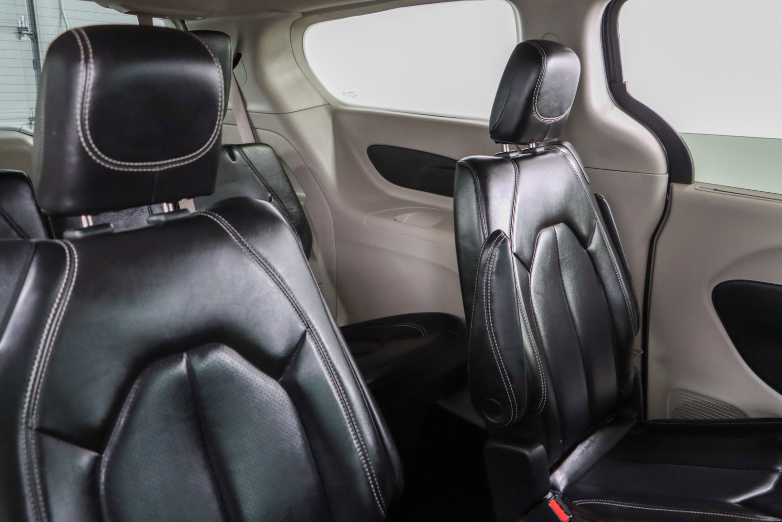 Used 2023 Chrysler Pacifica Touring-L image 28