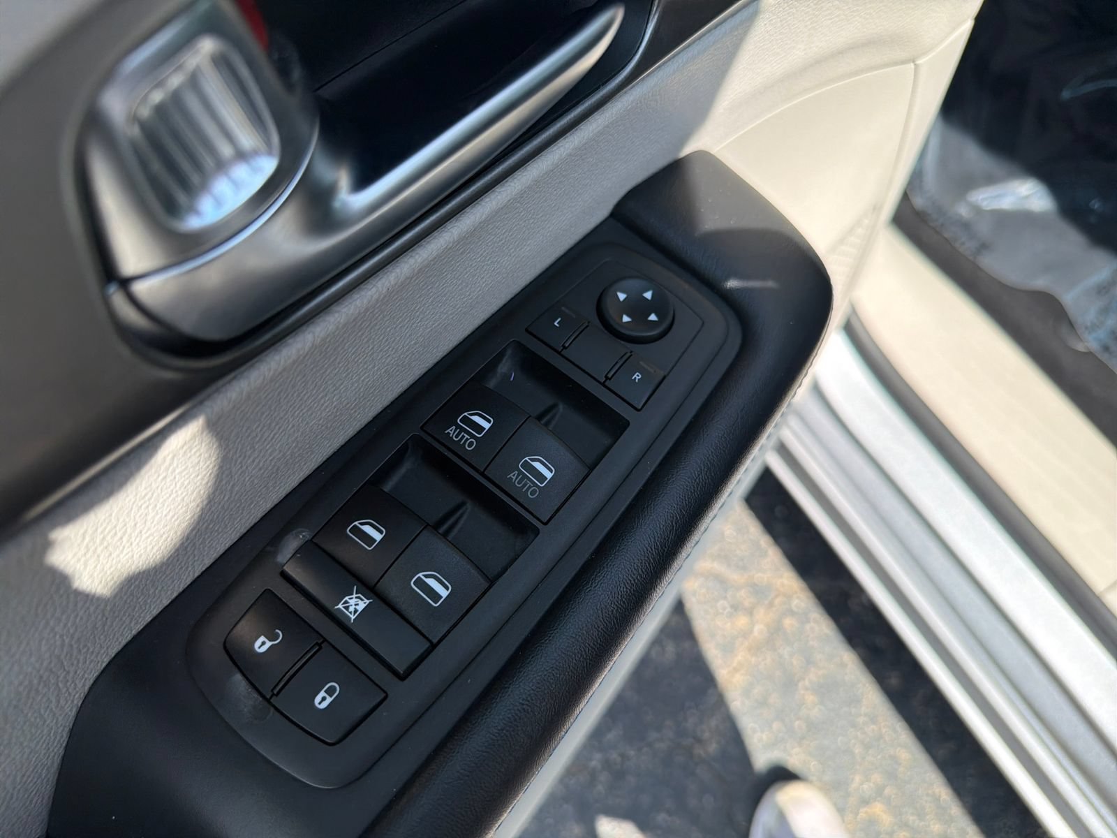 Used 2021 Chrysler Pacifica Touring-L FWD image 12