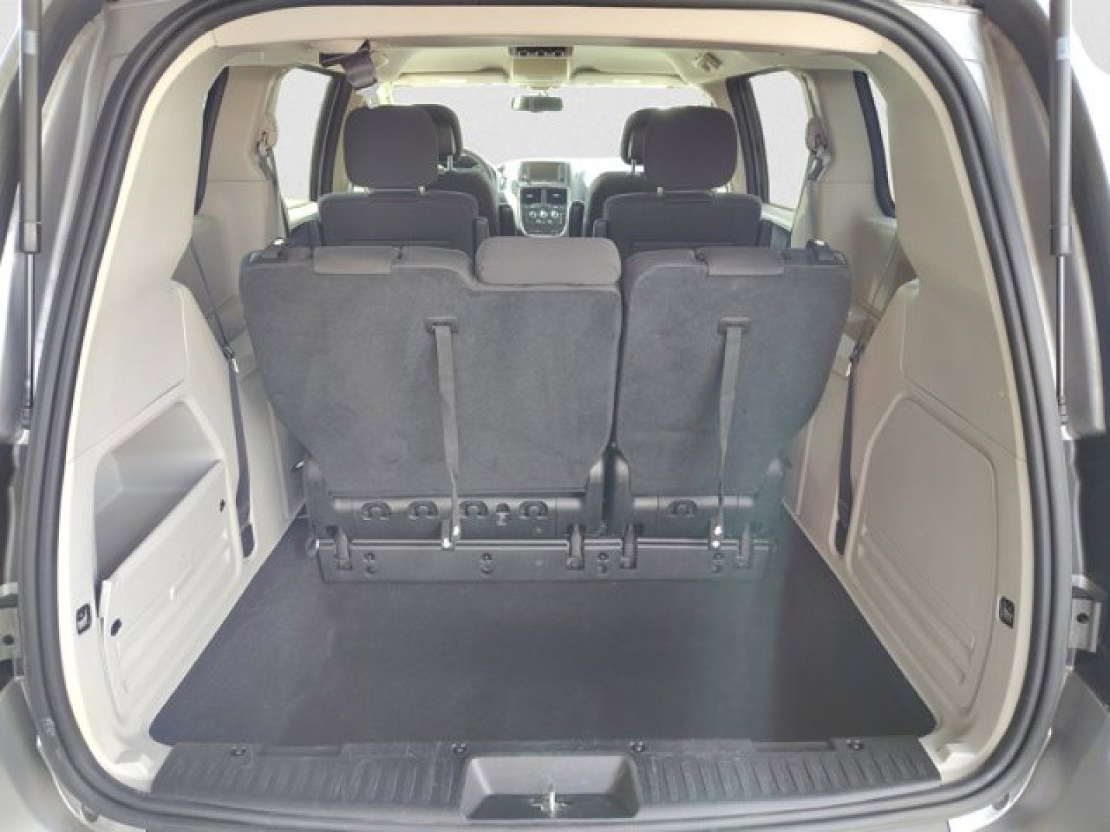 Used 2018 Dodge Grand Caravan SE w/ UConnect Hands-Free Group FWD image 17