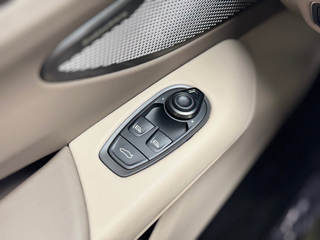 New 2025 Aston Martin V8 Vantage Coupe image 18